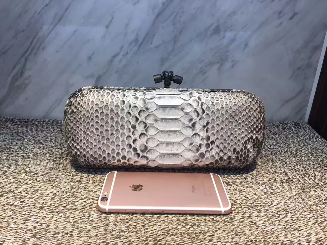 🔥🔥Model No. 8651🔥🔥This elegant clutch bag is one of the most popular handbags in woven bags. It is an interpretation of a classic design that was reintroduced in 2001. Since its launch, the Knot clutch has exhibited exquisite craftsmanship and integrated different styles from low-key to flamboyant. Each new Knot product demonstrates the irresistible and timeless charm of this classic handbag. This luxurious handbag features the signature braided rope buckle and is crafted from rare yellow-ringed forest snake and water snake skins. More charming and luxurious texture. Size Large 25cm